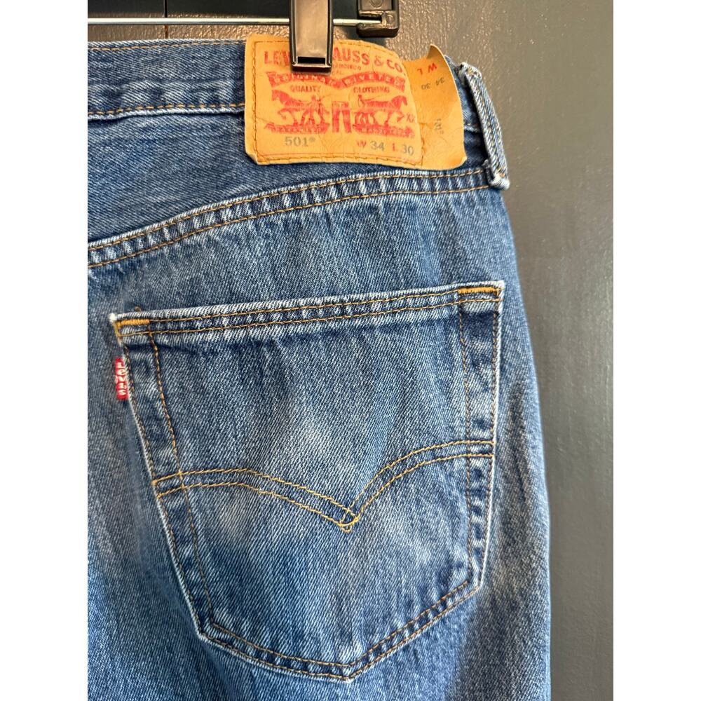 Levi’s 501 button fly 34x30 medium wash, worn look